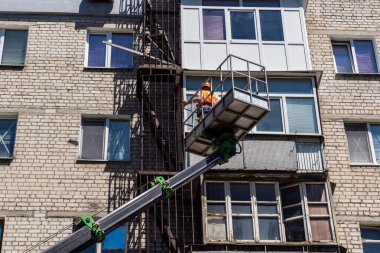 Kharkiv, Ukrayna, 6 Temmuz 2025 Teknik Servisler, Kharkiv 'deki hasarlı bir binaya müdahale ediyor. Hasar büyük, birkaç daire de hasar görmüş..