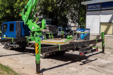 Kharkiv, Ukrayna, 6 Temmuz 2025 Teknik Servisler, Kharkiv 'deki hasarlı bir binaya müdahale ediyor. Hasar büyük, birkaç daire de hasar görmüş..