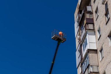 Kharkiv, Ukrayna, 6 Temmuz 2025 Teknik Servisler, Kharkiv 'deki hasarlı bir binaya müdahale ediyor. Hasar büyük, birkaç daire de hasar görmüş..