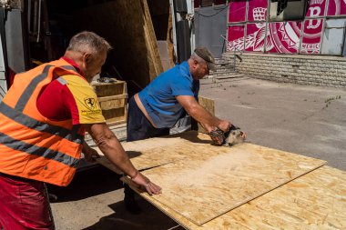 Kharkiv, Ukrayna, 6 Temmuz 2025 Teknik Servisler, Kharkiv 'deki hasarlı bir binaya müdahale ediyor. Hasar büyük, birkaç daire de hasar görmüş..