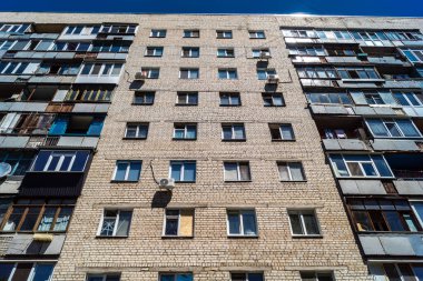 Kharkiv, Ukrayna, 6 Temmuz 2025 Rus Şaban İHA saldırısından zarar gören bir bina. Siviller Ukrayna ile savaşın başlıca kurbanları ve Harkiv kentinde bomba tehditleri devam ediyor..