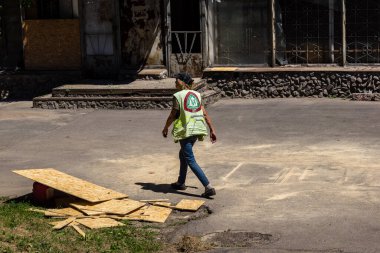 Kharkiv, Ukrayna, 6 Temmuz 2025 Teknik Servisler, Kharkiv 'deki hasarlı bir binaya müdahale ediyor. Hasar büyük, birkaç daire de hasar görmüş..