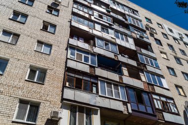 Kharkiv, Ukrayna, 6 Temmuz 2025 Rus Şaban İHA saldırısından zarar gören bir bina. Siviller Ukrayna ile savaşın başlıca kurbanları ve Harkiv kentinde bomba tehditleri devam ediyor..