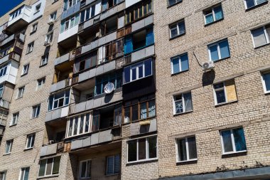 Kharkiv, Ukrayna, 6 Temmuz 2025 Rus Şaban İHA saldırısından zarar gören bir bina. Siviller Ukrayna ile savaşın başlıca kurbanları ve Harkiv kentinde bomba tehditleri devam ediyor..