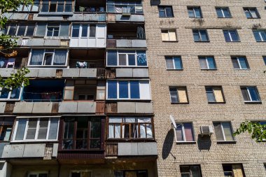 Kharkiv, Ukrayna, 6 Temmuz 2025 Rus Şaban İHA saldırısından zarar gören bir bina. Siviller Ukrayna ile savaşın başlıca kurbanları ve Harkiv kentinde bomba tehditleri devam ediyor..