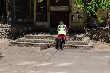 Kharkiv, Ukrayna, 6 Temmuz 2025 Teknik Servisler, Kharkiv 'deki hasarlı bir binaya müdahale ediyor. Hasar büyük, birkaç daire de hasar görmüş..