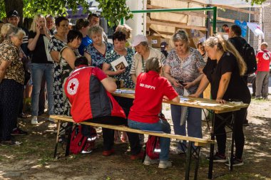 Kharkiv, Ukrayna, 6 Temmuz 2025 'te evleri hasar gören vatandaşlar yardım paketleri aldılar. Siviller, Rus saldırılarının başlıca hedefleridir ve psikolojik ve maddi desteğe ihtiyaç duyarlar..