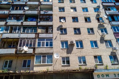 Kharkiv, Ukrayna, 6 Temmuz 2025 Rus Şaban İHA saldırısından zarar gören bir bina. Siviller Ukrayna ile savaşın başlıca kurbanları ve Harkiv kentinde bomba tehditleri devam ediyor..