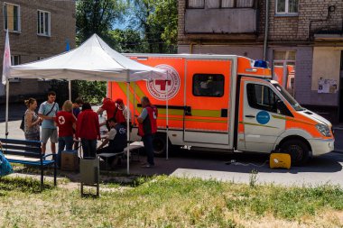 Kharkiv, Ukrayna, 6 Temmuz 2025. Ambulans, Rus saldırısının gerçekleştiği yere park edilmiştir. İHA ve füze kullanan büyük bir Rus saldırısı doğudaki Harkiv şehrini vurdu..