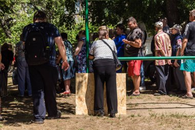 Kharkiv, Ukrayna, 6 Temmuz 2025 'te evleri hasar gören vatandaşlar yardım paketleri aldılar. Siviller, Rus saldırılarının başlıca hedefleridir ve psikolojik ve maddi desteğe ihtiyaç duyarlar..