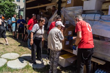 Kharkiv, Ukrayna, 6 Temmuz 2025 Rus saldırısına ilk müdahale ekipleri ve sivil toplum örgütleri yanıt veriyor. Siviller, Rus saldırılarının başlıca hedefleridir ve psikolojik ve maddi desteğe ihtiyaç duyarlar..