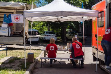 Kharkiv, Ukrayna, 6 Temmuz 2025 Rus saldırısına ilk müdahale ekipleri ve sivil toplum örgütleri yanıt veriyor. Siviller, Rus saldırılarının başlıca hedefleridir ve psikolojik ve maddi desteğe ihtiyaç duyarlar..