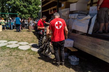 Kharkiv, Ukrayna, 6 Temmuz 2025 Rus saldırısına ilk müdahale ekipleri ve sivil toplum örgütleri yanıt veriyor. Siviller, Rus saldırılarının başlıca hedefleridir ve psikolojik ve maddi desteğe ihtiyaç duyarlar..