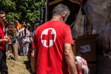 Kharkiv, Ukrayna, 6 Temmuz 2025 Rus saldırısına ilk müdahale ekipleri ve sivil toplum örgütleri yanıt veriyor. Siviller, Rus saldırılarının başlıca hedefleridir ve psikolojik ve maddi desteğe ihtiyaç duyarlar..