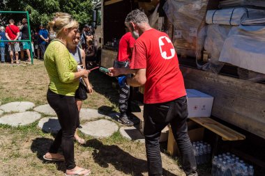 Kharkiv, Ukrayna, 6 Temmuz 2025 Rus saldırısına ilk müdahale ekipleri ve sivil toplum örgütleri yanıt veriyor. Siviller, Rus saldırılarının başlıca hedefleridir ve psikolojik ve maddi desteğe ihtiyaç duyarlar..
