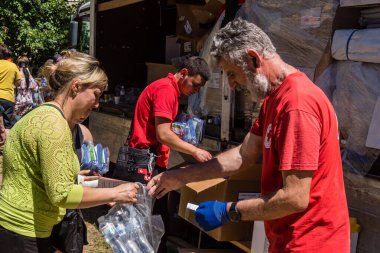 Kharkiv, Ukrayna, 6 Temmuz 2025 Rus saldırısına ilk müdahale ekipleri ve sivil toplum örgütleri yanıt veriyor. Siviller, Rus saldırılarının başlıca hedefleridir ve psikolojik ve maddi desteğe ihtiyaç duyarlar..