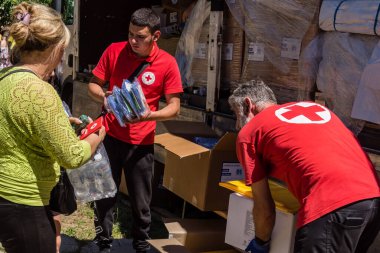 Kharkiv, Ukrayna, 6 Temmuz 2025 Rus saldırısına ilk müdahale ekipleri ve sivil toplum örgütleri yanıt veriyor. Siviller, Rus saldırılarının başlıca hedefleridir ve psikolojik ve maddi desteğe ihtiyaç duyarlar..