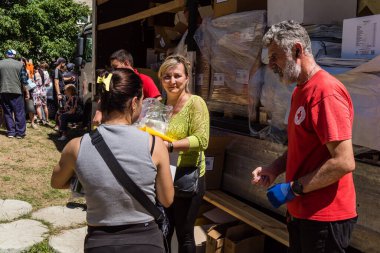 Kharkiv, Ukrayna, 6 Temmuz 2025 Rus saldırısına ilk müdahale ekipleri ve sivil toplum örgütleri yanıt veriyor. Siviller, Rus saldırılarının başlıca hedefleridir ve psikolojik ve maddi desteğe ihtiyaç duyarlar..