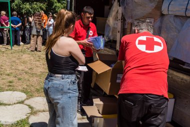 Kharkiv, Ukrayna, 6 Temmuz 2025 Rus saldırısına ilk müdahale ekipleri ve sivil toplum örgütleri yanıt veriyor. Siviller, Rus saldırılarının başlıca hedefleridir ve psikolojik ve maddi desteğe ihtiyaç duyarlar..