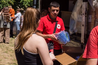 Kharkiv, Ukrayna, 6 Temmuz 2025 Rus saldırısına ilk müdahale ekipleri ve sivil toplum örgütleri yanıt veriyor. Siviller, Rus saldırılarının başlıca hedefleridir ve psikolojik ve maddi desteğe ihtiyaç duyarlar..