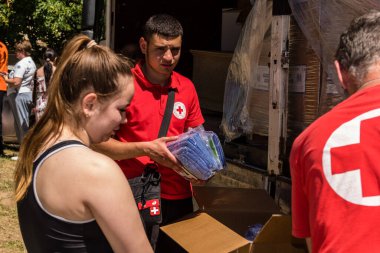 Kharkiv, Ukrayna, 6 Temmuz 2025 Rus saldırısına ilk müdahale ekipleri ve sivil toplum örgütleri yanıt veriyor. Siviller, Rus saldırılarının başlıca hedefleridir ve psikolojik ve maddi desteğe ihtiyaç duyarlar..