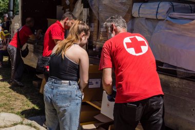 Kharkiv, Ukrayna, 6 Temmuz 2025 Rus saldırısına ilk müdahale ekipleri ve sivil toplum örgütleri yanıt veriyor. Siviller, Rus saldırılarının başlıca hedefleridir ve psikolojik ve maddi desteğe ihtiyaç duyarlar..