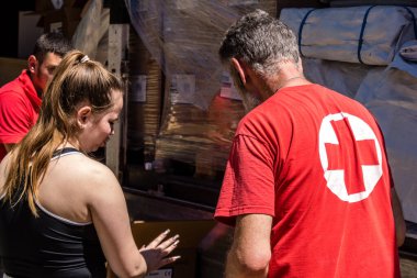 Kharkiv, Ukrayna, 6 Temmuz 2025 Rus saldırısına ilk müdahale ekipleri ve sivil toplum örgütleri yanıt veriyor. Siviller, Rus saldırılarının başlıca hedefleridir ve psikolojik ve maddi desteğe ihtiyaç duyarlar..