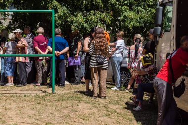 Kharkiv, Ukrayna, 6 Temmuz 2025 'te evleri hasar gören vatandaşlar yardım paketleri aldılar. Siviller, Rus saldırılarının başlıca hedefleridir ve psikolojik ve maddi desteğe ihtiyaç duyarlar..