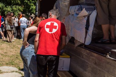 Kharkiv, Ukrayna, 6 Temmuz 2025 Rus saldırısına ilk müdahale ekipleri ve sivil toplum örgütleri yanıt veriyor. Siviller, Rus saldırılarının başlıca hedefleridir ve psikolojik ve maddi desteğe ihtiyaç duyarlar..
