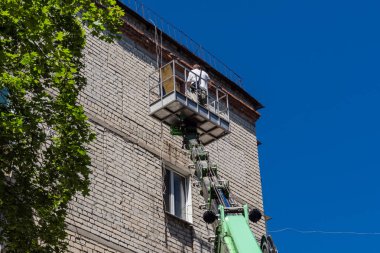 Kharkiv, Ukrayna, 6 Temmuz 2025 Teknik Servisler, Kharkiv 'deki hasarlı bir binaya müdahale ediyor. Hasar büyük, birkaç daire de hasar görmüş..