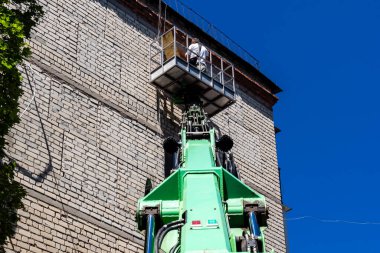 Kharkiv, Ukrayna, 6 Temmuz 2025 Teknik Servisler, Kharkiv 'deki hasarlı bir binaya müdahale ediyor. Hasar büyük, birkaç daire de hasar görmüş..