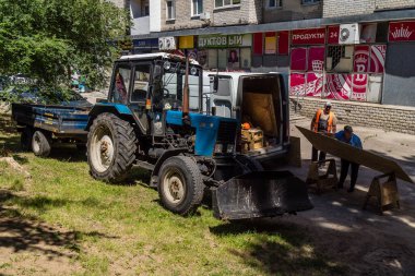 Kharkiv, Ukrayna, 6 Temmuz 2025 Teknik Servisler, Kharkiv 'deki hasarlı bir binaya müdahale ediyor. Hasar büyük, birkaç daire de hasar görmüş..