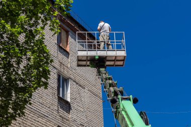 Kharkiv, Ukrayna, 6 Temmuz 2025 Teknik Servisler, Kharkiv 'deki hasarlı bir binaya müdahale ediyor. Hasar büyük, birkaç daire de hasar görmüş..