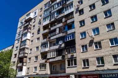 Kharkiv, Ukrayna, 6 Temmuz 2025 Rus Şaban İHA saldırısından zarar gören bir bina. Siviller Ukrayna ile savaşın başlıca kurbanları ve Harkiv kentinde bomba tehditleri devam ediyor..