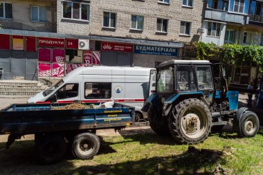 Kharkiv, Ukrayna, 6 Temmuz 2025 Teknik Servisler, Kharkiv 'deki hasarlı bir binaya müdahale ediyor. Hasar büyük, birkaç daire de hasar görmüş..