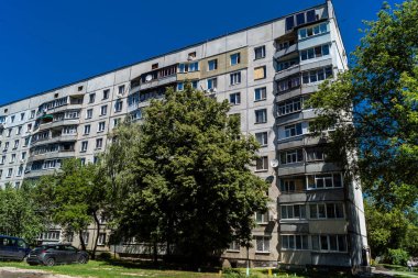 Kharkiv, Ukrayna, 6 Temmuz 2025 Rus Şaban İHA saldırısından zarar gören bir bina. Siviller Ukrayna ile savaşın başlıca kurbanları ve Harkiv kentinde bomba tehditleri devam ediyor..