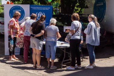 Kharkiv, Ukrayna, 6 Temmuz 2025 'te evleri hasar gören vatandaşlar yardım paketleri aldılar. Siviller, Rus saldırılarının başlıca hedefleridir ve psikolojik ve maddi desteğe ihtiyaç duyarlar..