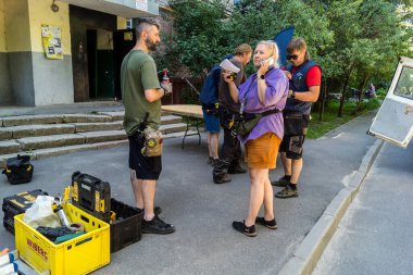 Kharkiv, Ukrayna, 6 Temmuz 2025 Teknik Servisler, Kharkiv 'deki hasarlı bir binaya müdahale ediyor. Hasar büyük, birkaç daire de hasar görmüş..