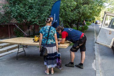 Kharkiv, Ukrayna, 6 Temmuz 2025 Teknik Servisler, Kharkiv 'deki hasarlı bir binaya müdahale ediyor. Hasar büyük, birkaç daire de hasar görmüş..