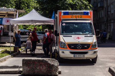 Kharkiv, Ukrayna, 6 Temmuz 2025. Ambulans, Rus saldırısının gerçekleştiği yere park edilmiştir. İHA ve füze kullanan büyük bir Rus saldırısı doğudaki Harkiv şehrini vurdu..