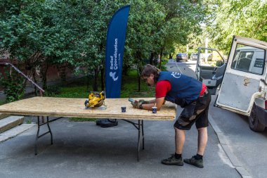 Kharkiv, Ukrayna, 6 Temmuz 2025 Teknik Servisler, Kharkiv 'deki hasarlı bir binaya müdahale ediyor. Hasar büyük, birkaç daire de hasar görmüş..