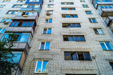 Kharkiv, Ukrayna, 6 Temmuz 2025 Rus Şaban İHA saldırısından zarar gören bir bina. Siviller Ukrayna ile savaşın başlıca kurbanları ve Harkiv kentinde bomba tehditleri devam ediyor..