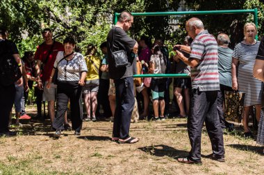 Kharkiv, Ukrayna, 6 Temmuz 2025 'te evleri hasar gören vatandaşlar yardım paketleri aldılar. Siviller, Rus saldırılarının başlıca hedefleridir ve psikolojik ve maddi desteğe ihtiyaç duyarlar..