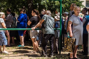 Kharkiv, Ukrayna, 6 Temmuz 2025 'te evleri hasar gören vatandaşlar yardım paketleri aldılar. Siviller, Rus saldırılarının başlıca hedefleridir ve psikolojik ve maddi desteğe ihtiyaç duyarlar..