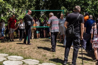 Kharkiv, Ukrayna, 6 Temmuz 2025 'te evleri hasar gören vatandaşlar yardım paketleri aldılar. Siviller, Rus saldırılarının başlıca hedefleridir ve psikolojik ve maddi desteğe ihtiyaç duyarlar..