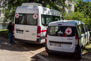 Kharkiv, Ukrayna, 6 Temmuz 2025. Ambulans, Rus saldırısının gerçekleştiği yere park edilmiştir. İHA ve füze kullanan büyük bir Rus saldırısı doğudaki Harkiv şehrini vurdu..