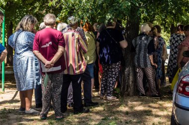 Kharkiv, Ukrayna, 6 Temmuz 2025 'te evleri hasar gören vatandaşlar yardım paketleri aldılar. Siviller, Rus saldırılarının başlıca hedefleridir ve psikolojik ve maddi desteğe ihtiyaç duyarlar..