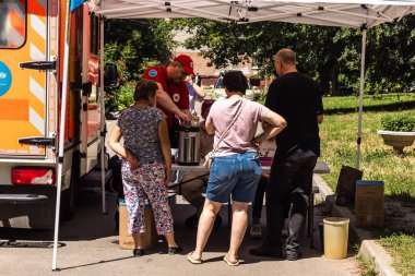 Kharkiv, Ukrayna, 6 Temmuz 2025 Rus saldırısına ilk müdahale ekipleri ve sivil toplum örgütleri yanıt veriyor. Siviller, Rus saldırılarının başlıca hedefleridir ve psikolojik ve maddi desteğe ihtiyaç duyarlar..