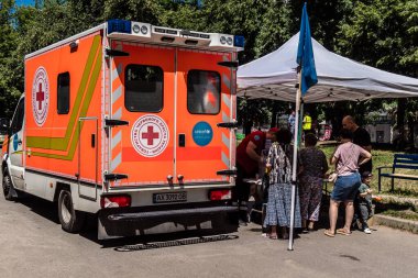 Kharkiv, Ukrayna, 6 Temmuz 2025. Ambulans, Rus saldırısının gerçekleştiği yere park edilmiştir. İHA ve füze kullanan büyük bir Rus saldırısı doğudaki Harkiv şehrini vurdu..