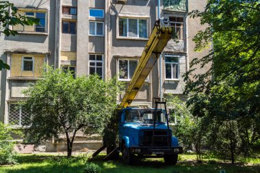 Kharkiv, Ukrayna, 6 Temmuz 2025 Teknik Servisler, Kharkiv 'deki hasarlı bir binaya müdahale ediyor. Hasar büyük, birkaç daire de hasar görmüş..